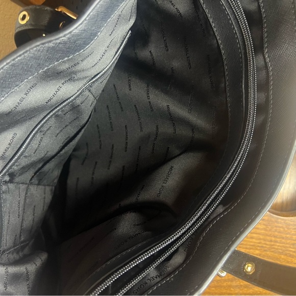 Michael Kors large handbag with gold details - Picture 9 of 10